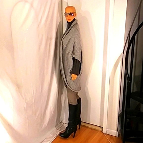 NWT NU CONSTRUCTION Light Grey Cape/Sweater. - Picture 5 of 12